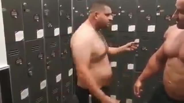 The chubby guy tells the bodybuilder this is why I don’t want to exercise and lift up weights 😂