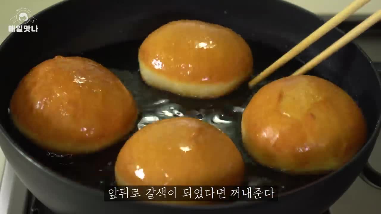 [No-Oven] Strawberry Cream Donut :: The Secret of Fluffy Bread Dough