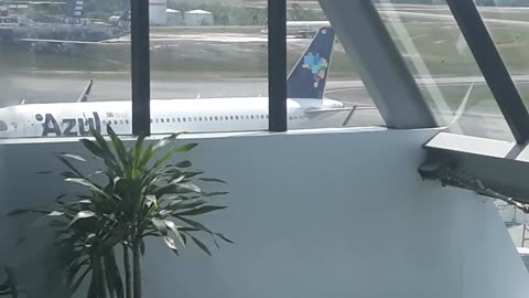 Airbus A320NEO PR-YSC taxia em Manaus vindo de Campinas(31/12/2019)