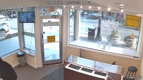 Chicago: In just about a minute last Sunday, three robbers took thousands