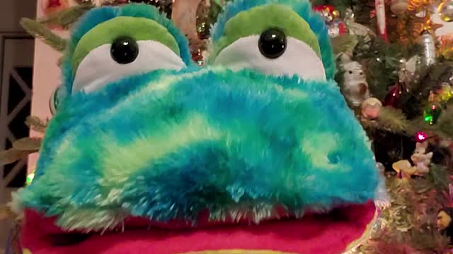 Gurggle sings Silent Night, Holy Night!