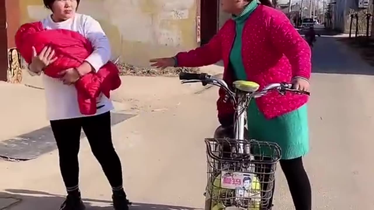 Hilarious Chinese Clips That Will Make You Laugh Out Loud!