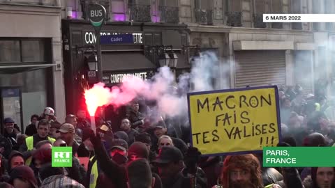 Les Gilets jaunes manifestent à Paris après l'annonce de candidature d'Emmanuel Macron