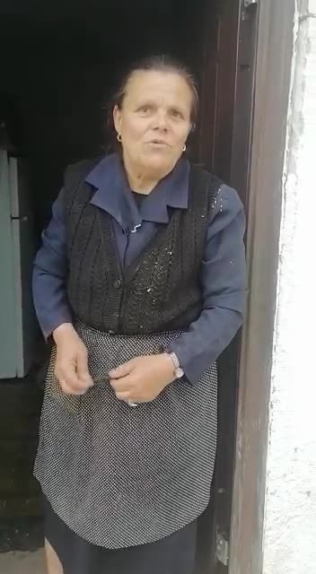 'Na jep kartën ose të shembim shtëpinë', drejtori i PS në Bulqizë kërcënon të moshuarën