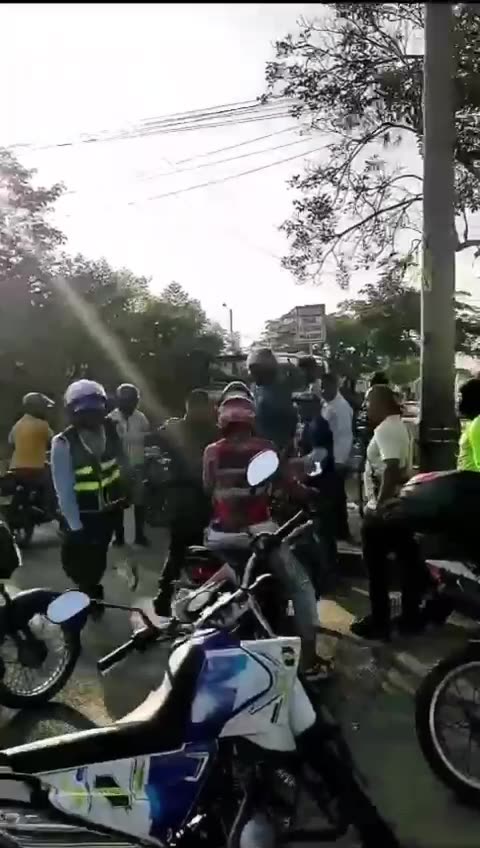 Video: Agentes de tránsito protagonizan pelea con mototaxistas en la Terminal