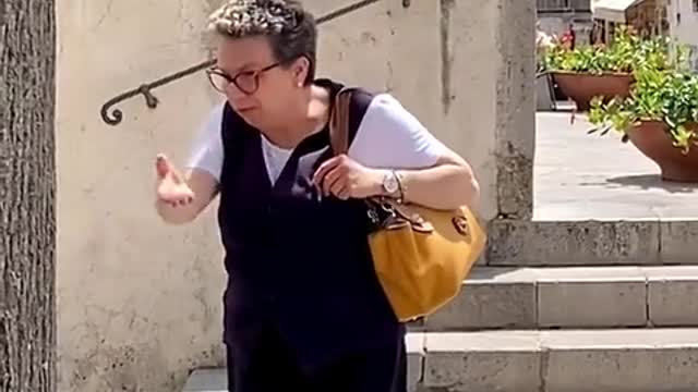 Can Italians speak without moving their hands?
