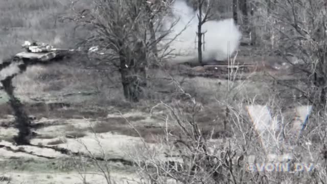 Footage of soldiers of the 127th Motorized Rifle Division interacting with a tank.