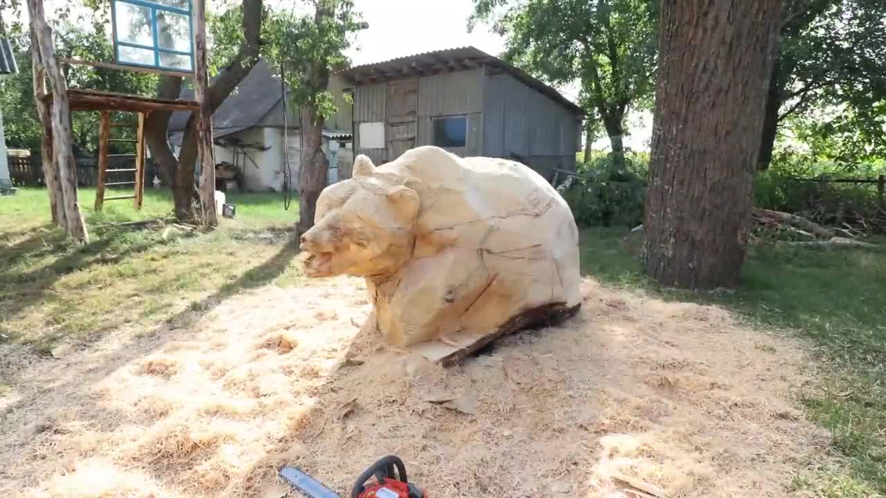 REAL SIZE WOODEN BEAR, amazing chainsaw wood carving