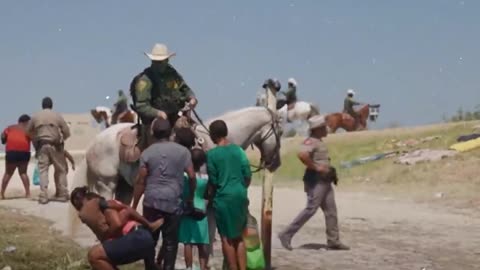 Border Patrol Use Whips And Horses To Chase Asylum Seekers)