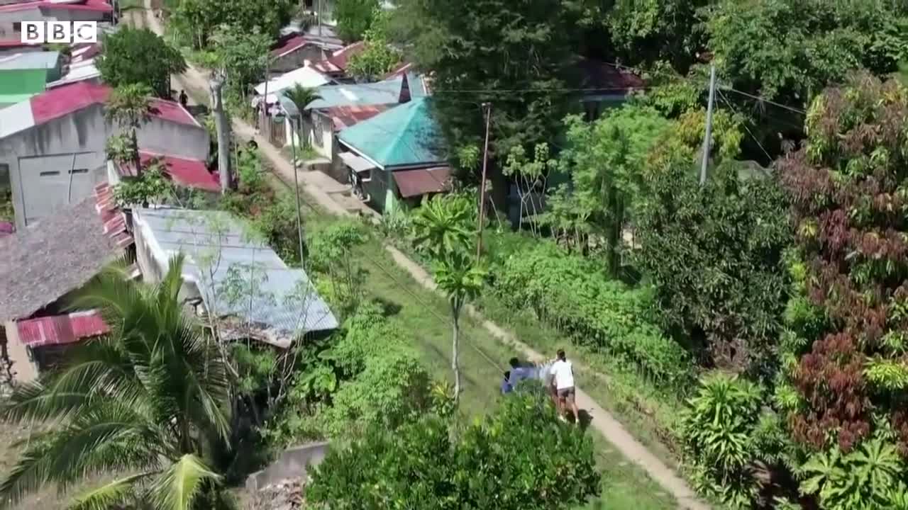 Mobile libraries in Philippines get schoolchildren through Covid closures - BBC News