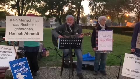 vor dem Rathaus Köpenick am 18.10.