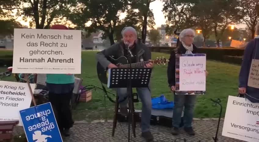 vor dem Rathaus Köpenick am 18.10.