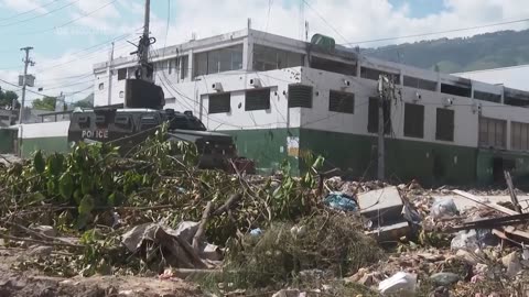 Armed Haitian police surround University hospital before Prime Minister's visit.mp4