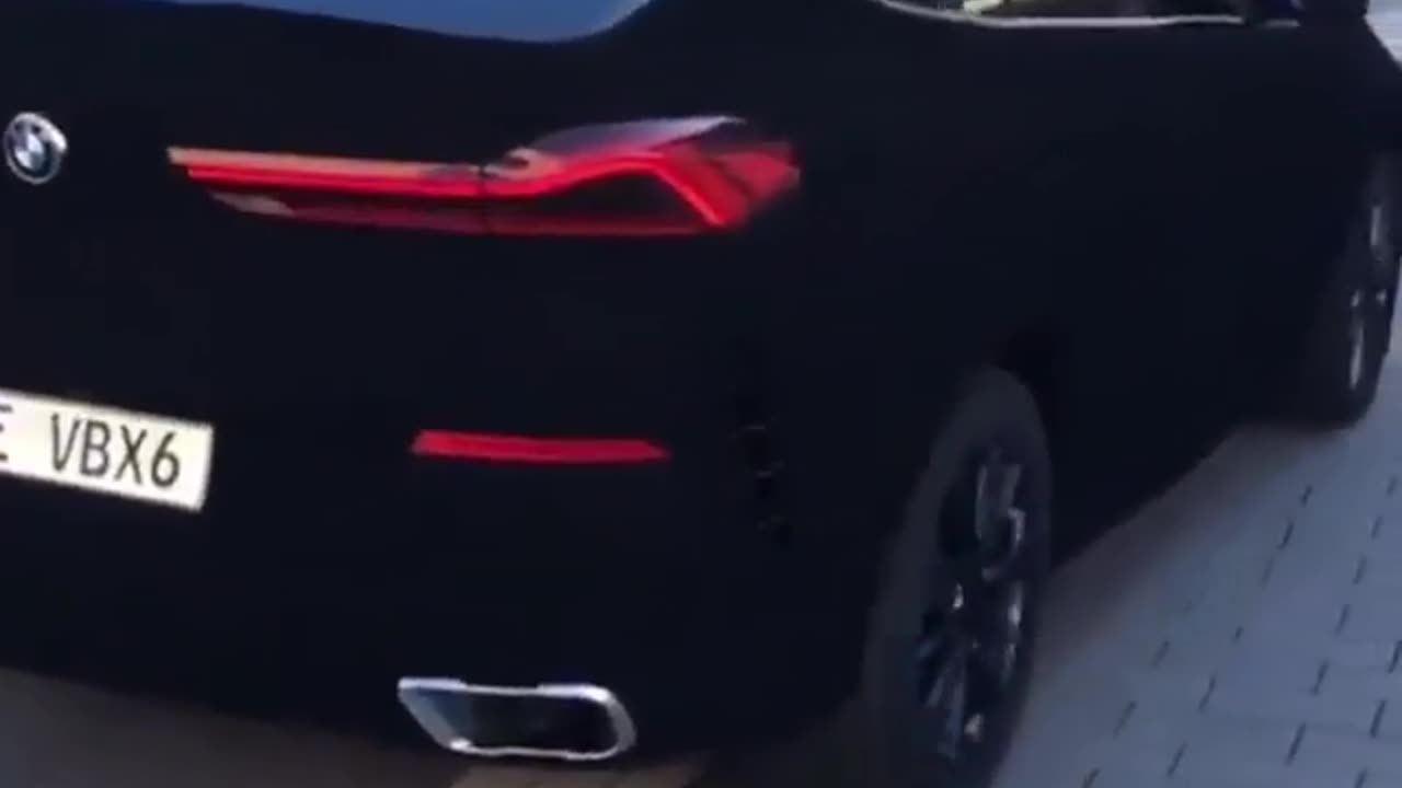 First driving footage of the BMW X6 Vantablack