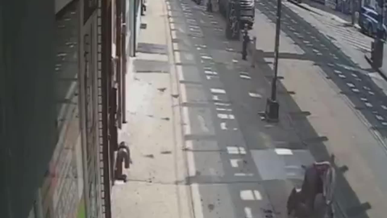 Λίγο πριν το κραχ! Κοινωνίες Mad Max στη Δύση!