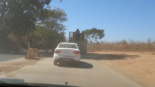 BR020 - Saindo de Formosa GO - Rodovia Juscelino Kubitschek - Obras na Pista