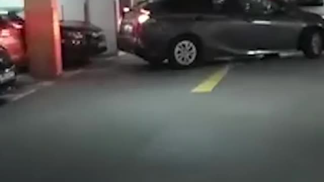 Kiasu driver chiongs into parking lot & hits wall