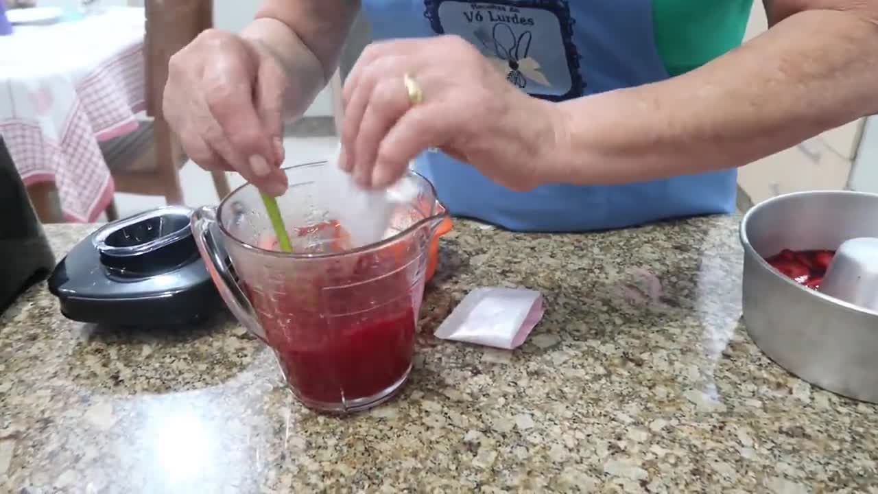 SOBREMESA DE GELATINA COM MORANGOS - RECEITA SUPER FÁCIL - SOBREMESA PARA O NATA