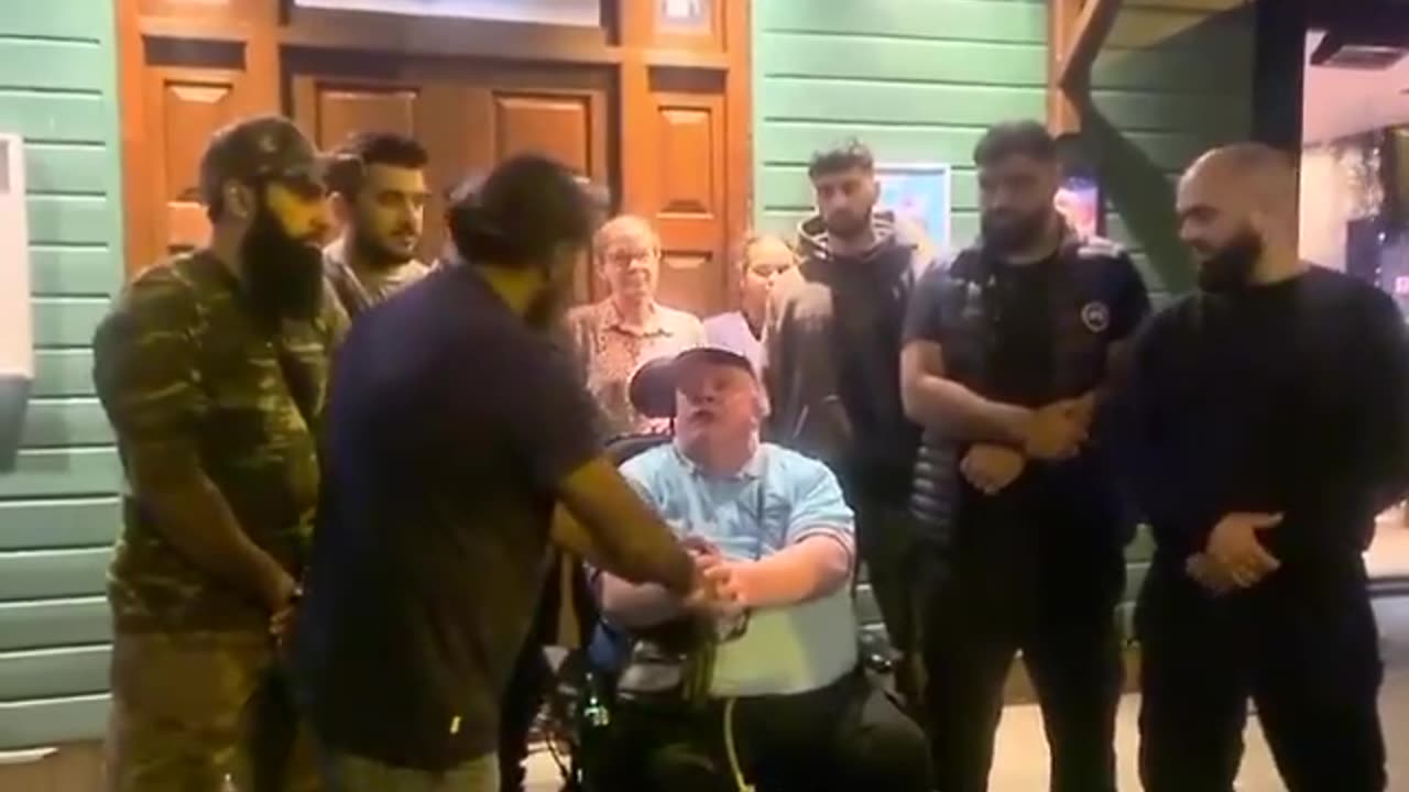 Muslim Elders Apologize at Clumsy Swan After Youths Attack Customer Mistaken for Far-Right Rioter