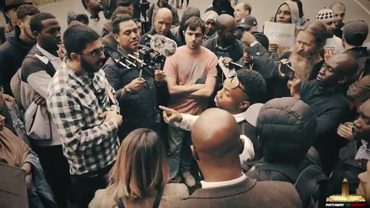 Speakers Corner Muslims try and disrupt Preacher from Canada