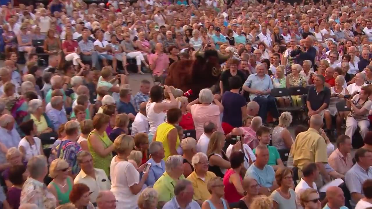 Shocking- Bull attacks woman at concert! — (André Rieu - España Cani)