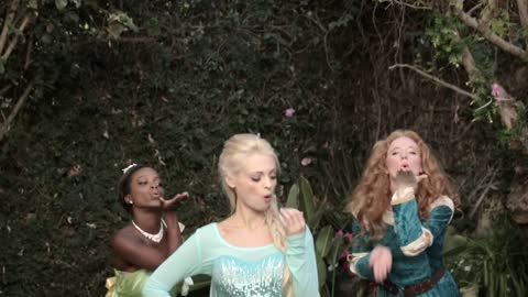 SNOW WHITE vs ELSA: Princess Rap Battle (Whitney Avalon ft. Katja Glieson) *explicit*