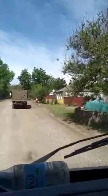 Místní obyvatelé vítají ruské osvoboditele v Charkovské oblasti