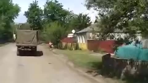 Místní obyvatelé vítají ruské osvoboditele v Charkovské oblasti