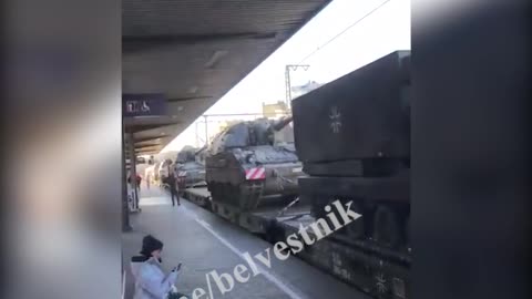 Přes nádraží v německém Stuttgartu se přepravují samohybná děla na Ukrajinu