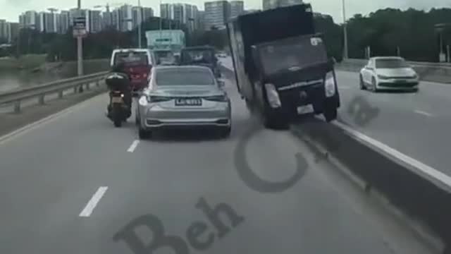 Lorry loses control near Yishun Dam & crosses road divider, driver narrowly avoids accident