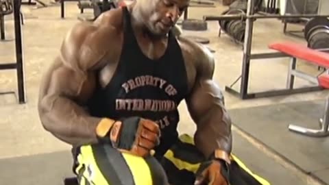 Ronnie COLEMAN Huge Chest Flies.