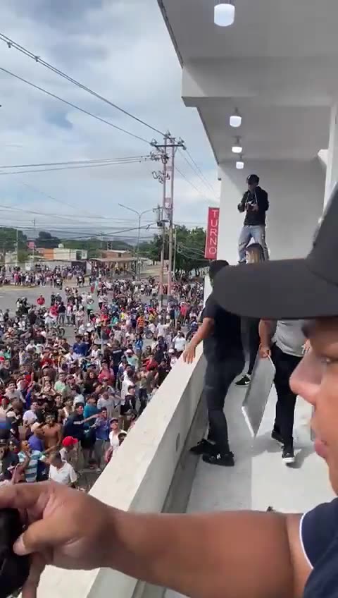 BREAKING: Venezuela bakery giving free bread to protesters who are out i to topple Maduro's ..