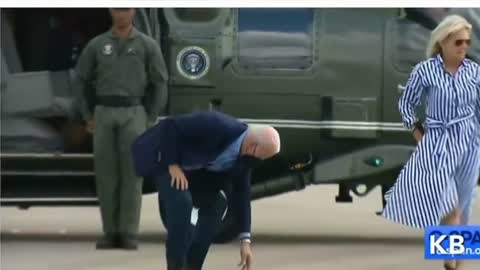 Tin 7/10/2022 Joe biden không mặc áo ₫ược muốn ra tranh cử 2024