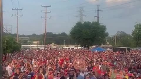 🚨 WOAH !OVERFLOW CROWD of people that couldn’t get in to the Minnesota Trump Rally