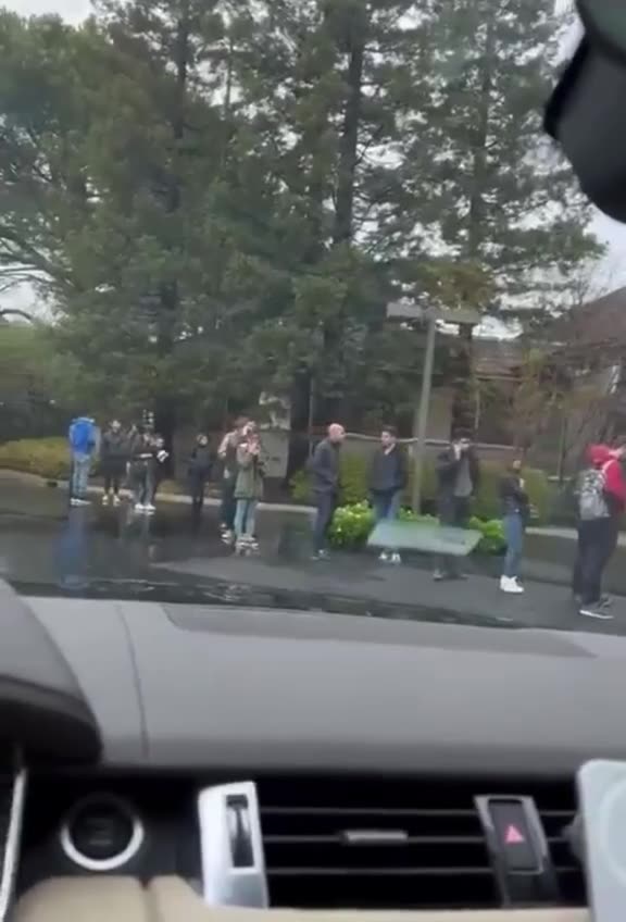 MASSIVE Line Forms Outside of San Francisco Silicon Valley Bank Branch as Bank Folds