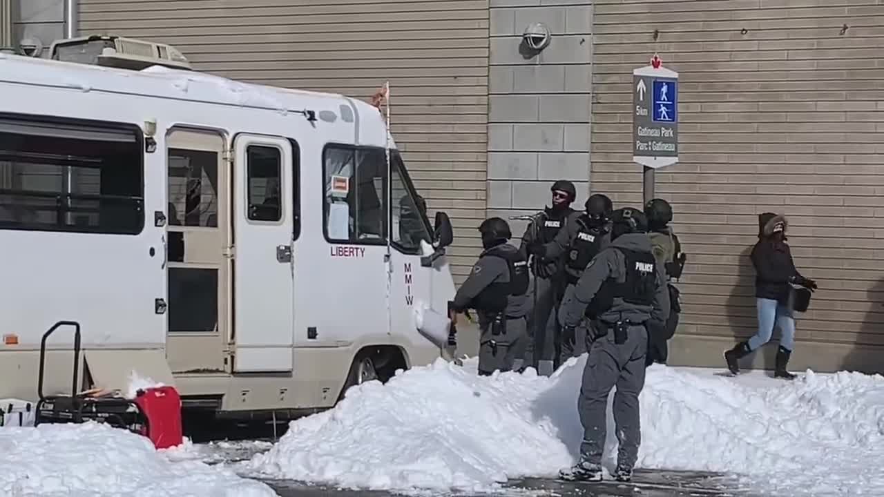 OTTAWA CANADA POLICE REMOVE RV WITH FORCE CANDADA 2022