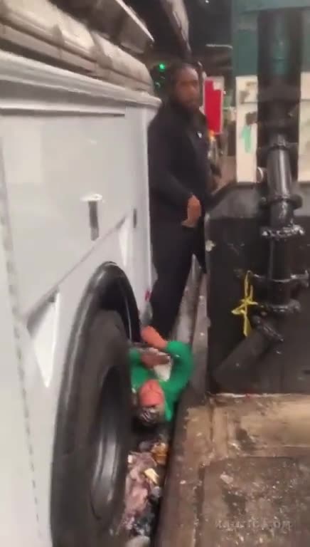 Good New Yorkers fighting off bad New Yorkers trying to rob a store🍿🍿🍿