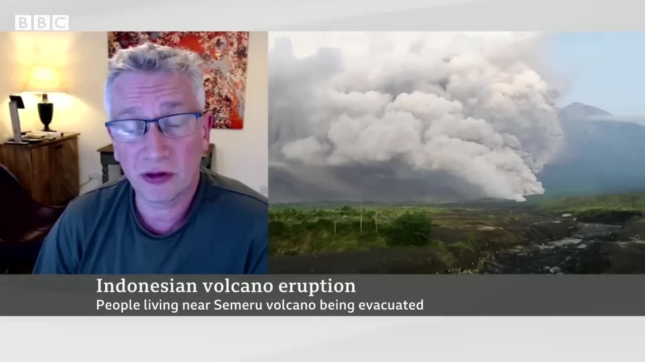 Indonesia on high alert as Mount Semeru volcano erupts - BBC News