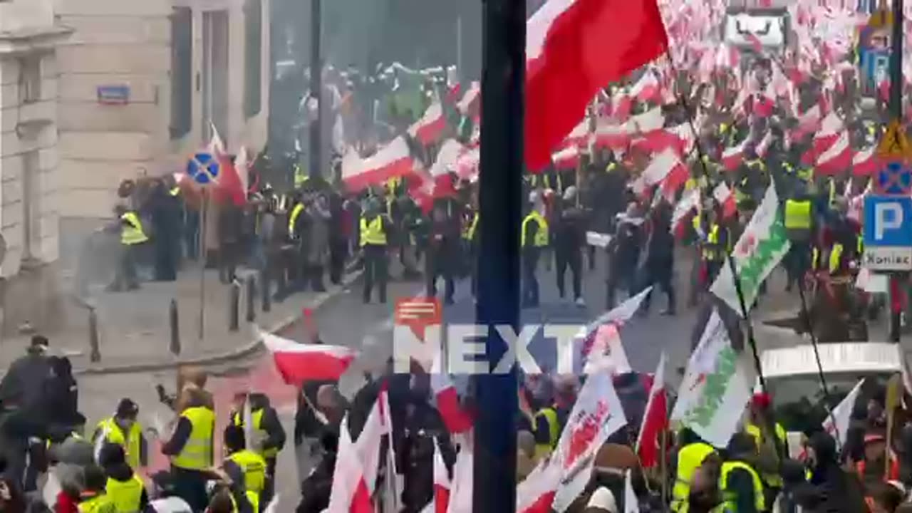 Police in Warsaw fire tear gass at farmers who apparently try to storm the Sejm