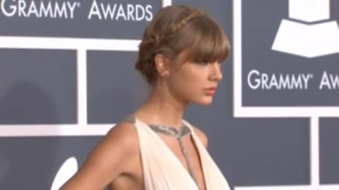 Taylor Swift 'shakes off' hacking