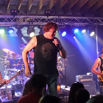 Crankin Yankees sing You Really Got Me at Kountry Bar in Appleton Wi