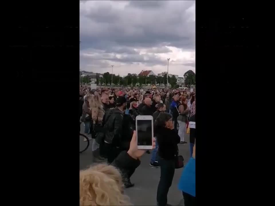 Демонстрация в Берлин срещу новите ковид разпоредби. Вижте какво ни подготвят.
