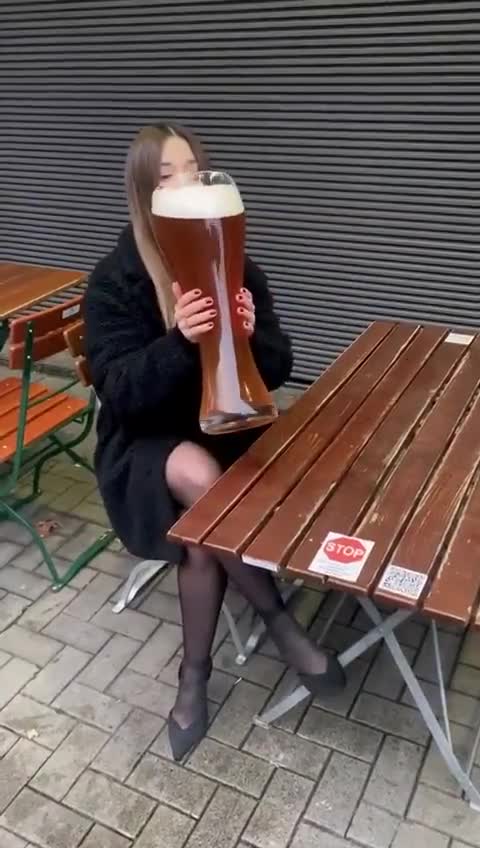 ΔΕΙΤΕ ΠΩΣ ΠΡΕΠΕΙ ΝΑ ΠΙΝΕΤΕ ΜΙΑ ΠΑΓΩΜΕΝΗ ΜΠΥΡΑ