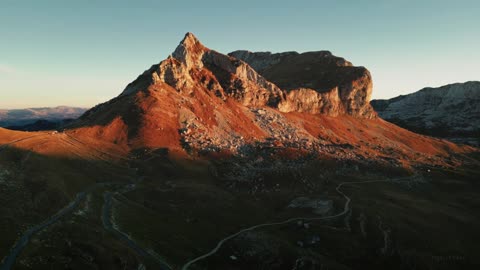 Outdoor aerial photography, enjoy the beauty of the sunset in the American Rocky Mountains