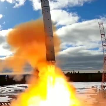 Start nové ruské mezikontinentální hypersonické rakety Sarmat s 16 jadernými hlavicemi
