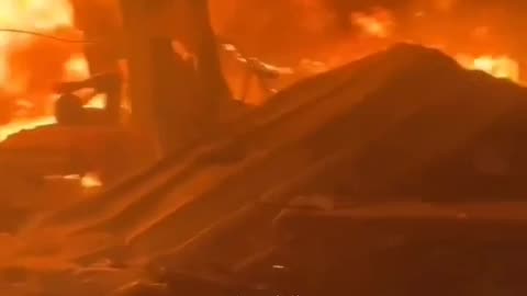 2024-10-13 GAZA ospedale Al-aqfa - rifugiati bruciati vivi da attacco di droni israeliani 81)