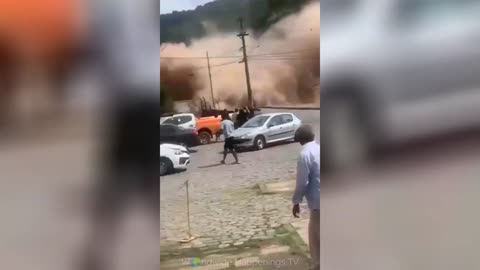 Scary Landslide Destroys Historic Country House in Ouro Preto, Brazil!