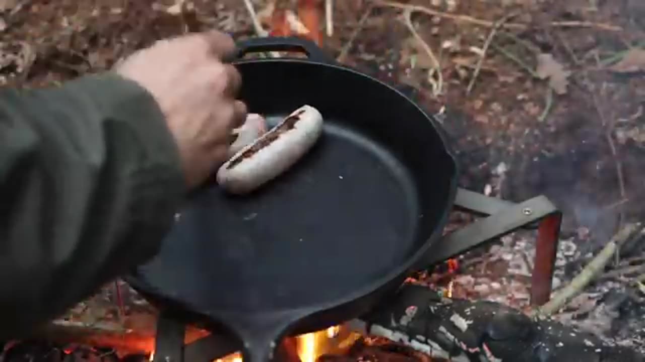 Cooking a Full English Breakfast in the Woods - Cast Iron Cook Up