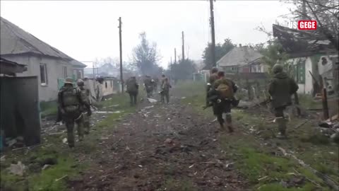 HORRIBLE FOOTAGE!! Ukrainian troops brutally shot dozens Russian soldiers trapped in trenches