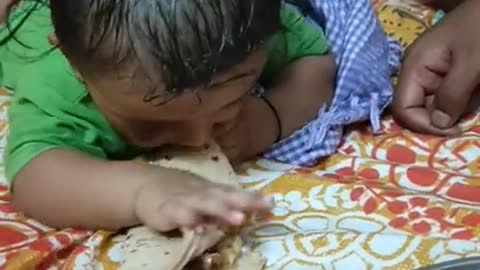 BUTI CUTE BABY EAT ROTI